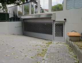 Rollgittertor in Sindelfingen