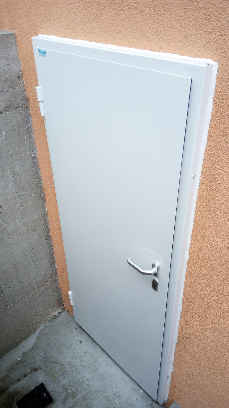 Schützen Sie Ihr Haus mit wasserdichten Garagentoren und Haustüren